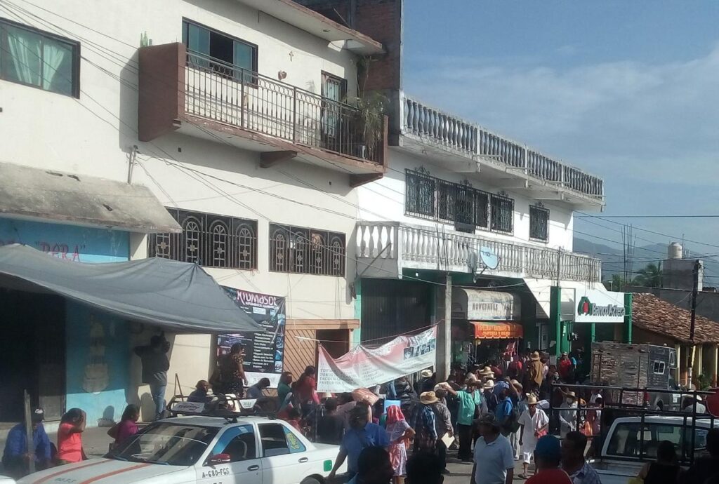 AYUTLA Gente en Banco Azteca