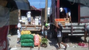 Marquelia Sin ninguna medida de prevención descargan en el mercado municipal (1)