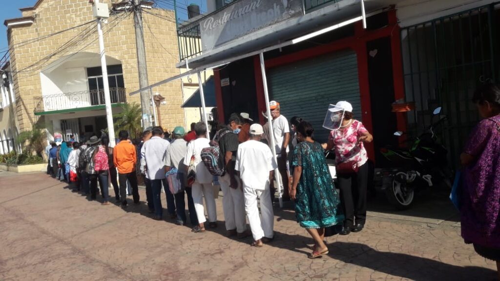 OME Abuelitos esperando bajo el sol.