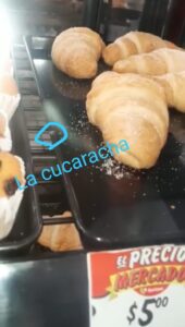 OME La cucaracha en la vitrina del pan