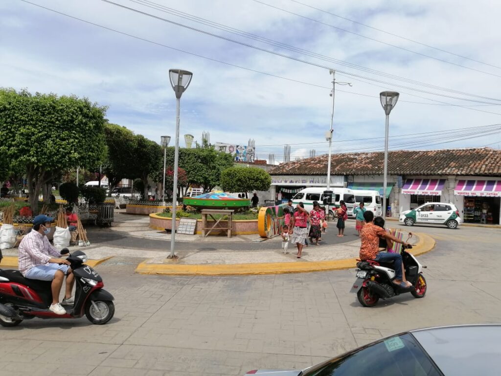 OME Una familia de mixtecos en el zócalo
