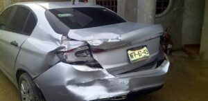 ROJA AUTOMÓVIL CHOCADO (2)
