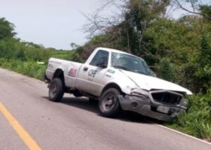 ROJA CAMIONETA DE LA CFE