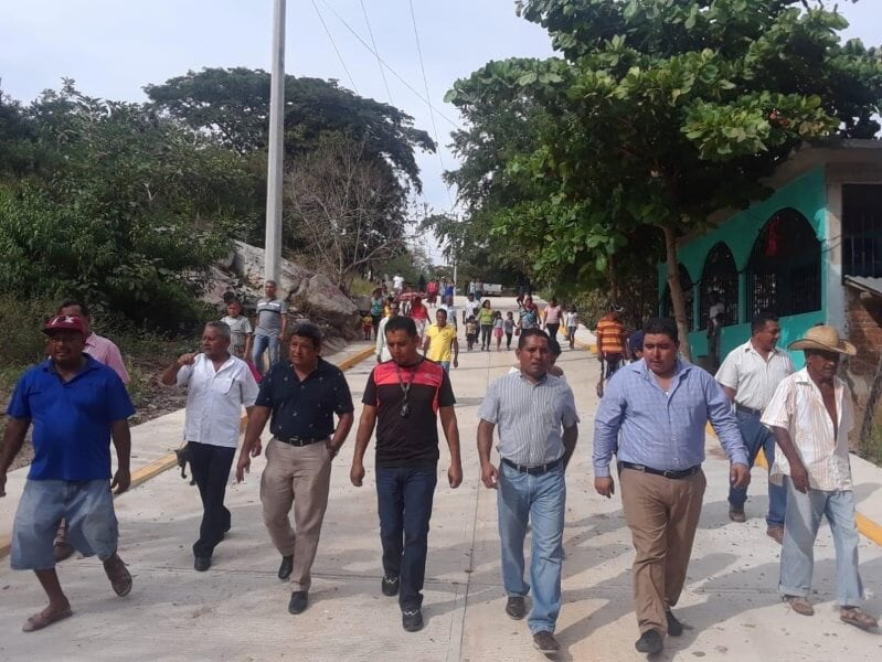 ROJA EL REGIDOR MOISES CRUZALTA A LA DERECHA
