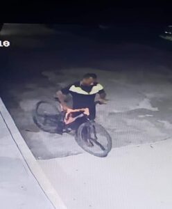 ROJA El sujeto robando la bicicleta (1)
