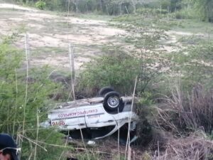 ROJA - El taxi quedó con las llantas hacia arriba