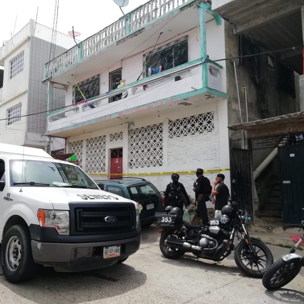 ROJA JOVEN COLGADO EN SU DOMICILIO