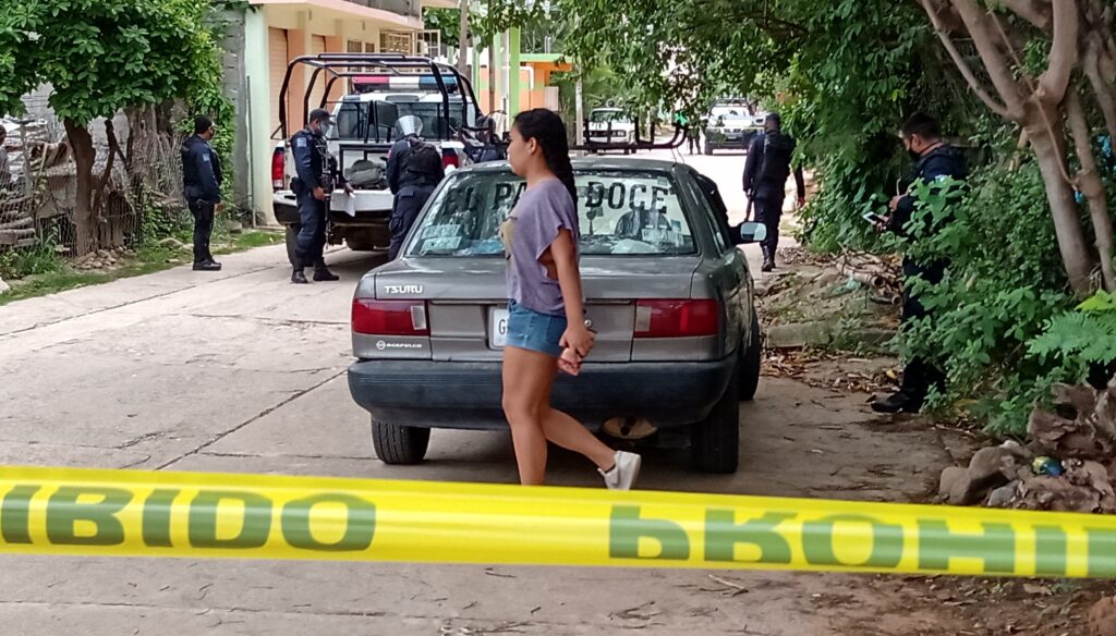 ROJA La joven cerca del domicilio donde falleció un sospechoso de COVID-19