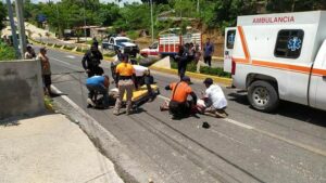 ROJA PROTECCION CIVIL BRINDANDO LOS PRIMEROS AUXILIOS (2)