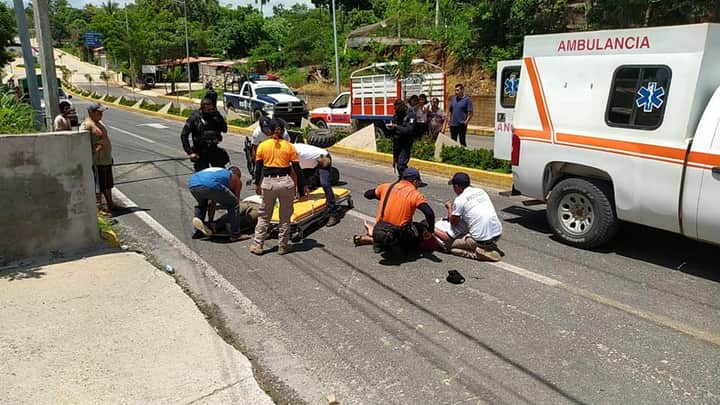 ROJA PROTECCION CIVIL BRINDANDO LOS PRIMEROS AUXILIOS (2)