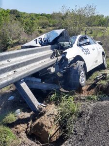 ROJA - Taxi atravesado por la valla (3)