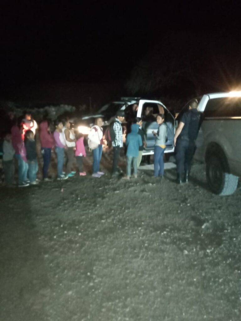 SAN LUIS LOS JORNALESROS SACADOS POR POLICIAS MUNICIPALES