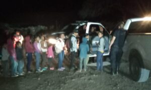 SAN LUIS LOS JORNALESROS SACADOS POR POLICIAS MUNICIPALES