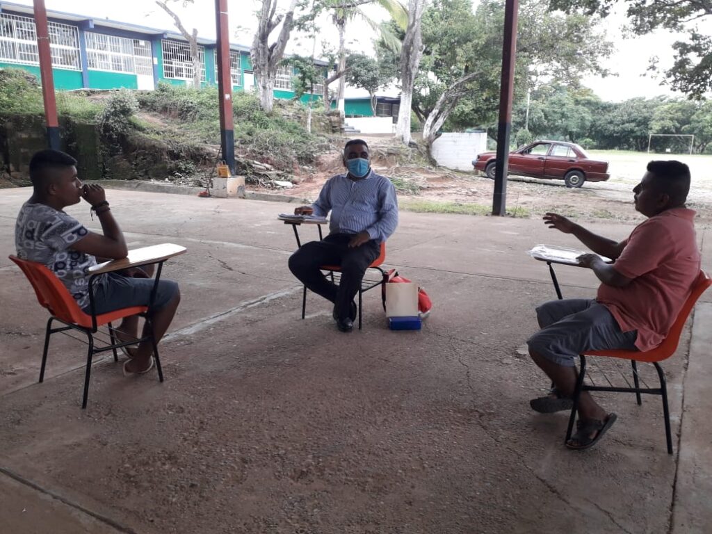 IGUA Director atendiendo a padre de familia