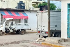MARQUELIA LA CAMIONETA Y EL AGUA QUE ESCURRE SOBRE LA CALLE FRANCIA