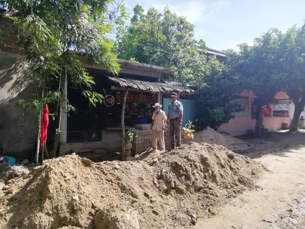 Marquelia Don Álvaro Castellanos es quien pretende hacer la fosa enmedio de la calle