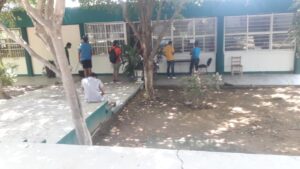 OME Alumnos esperando entregar su ficha