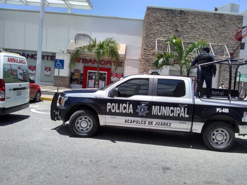 ROJA DISFRAZADO DE POLILCIA ASALTO BANCO