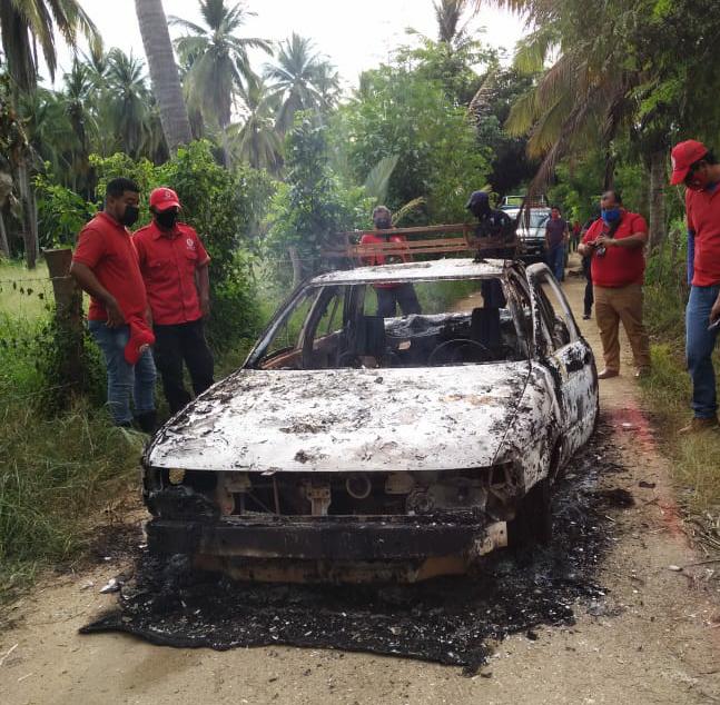 ROJA El automóvil quemado