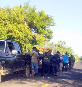 ROJA Elementos de la UPOEG rodean camioneta de Vero