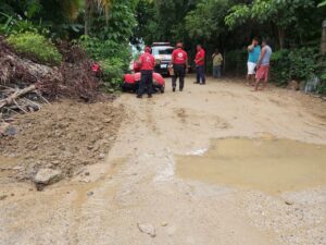 ROJA Elementos de protección civil atendiendo al herido (2)