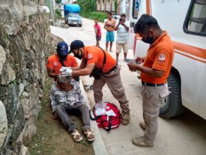 ROJA PROTECCION CIVIL AUXILIANDO AL SEÑOR