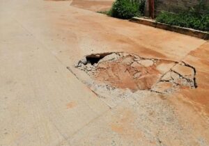 AYUTLA Calle en mal estado de la UPN (1)