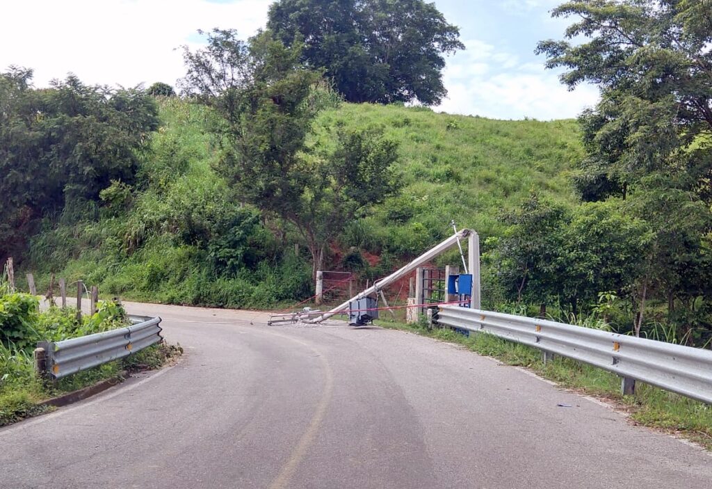 IGUALAPA POSTE CAÍDO