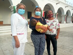 PRINCIPAL PRESIDENTA DEL DIF CON EL BEBÉ, ACOMPAÑADA DE LAS DIRECTORAS DEL DIF Y SALUD MUNICIPAL