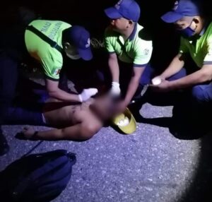 ROJA AUXILIANDO A UNO DE LOS HERIDOS