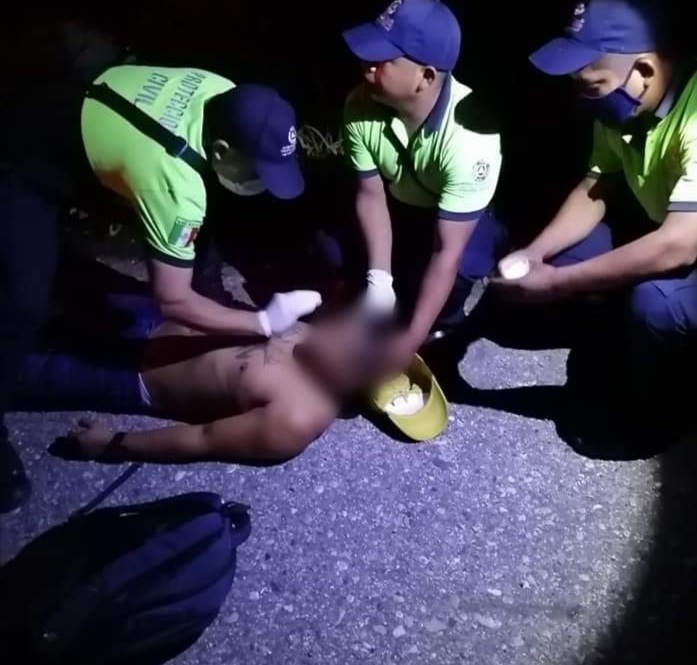 ROJA AUXILIANDO A UNO DE LOS HERIDOS