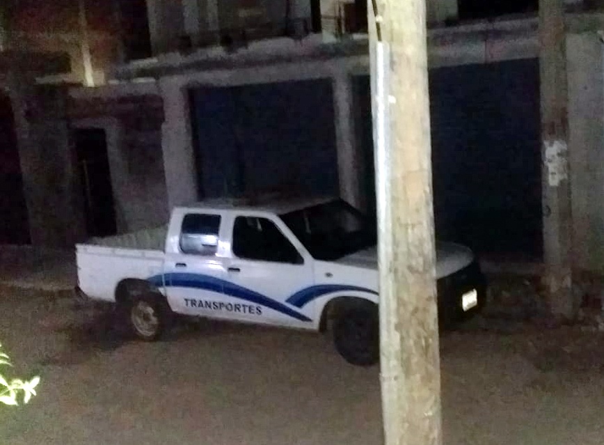 ROJA CAMIONETA DEL DELEGADO DE TRANSPORTES A LAS AFUERAS DE LA COMANDANCIA