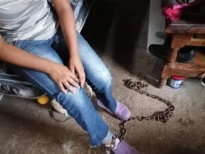 ROJA ENCADENAN A NIÑA