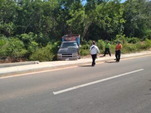 ROJA LA CAMIONETA FUERA DE LA CARRETERA