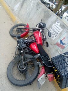 ROJA MOTO ATROPELLA A UN JOVEN (2)