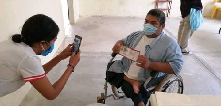 SAN LUIS BRIGIDO GUERRERO TRAS RECIBIR SU TARJETA