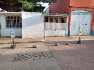 SAN LUIS PIEDRAS Y LLANTAS AFUERA DE SU DOMICILIO (1)
