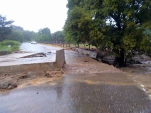 SAN LUIS PUENTE DAÑADO DURANTE LAS LLUVIAS(2)