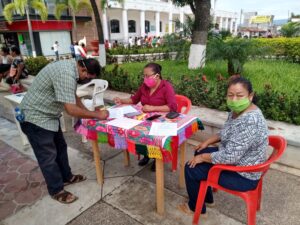 SAN LUIS RECIBEN FIRMAS EN EL ZOCALO (1)