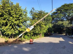 AYUTLA Poste a punto de caer