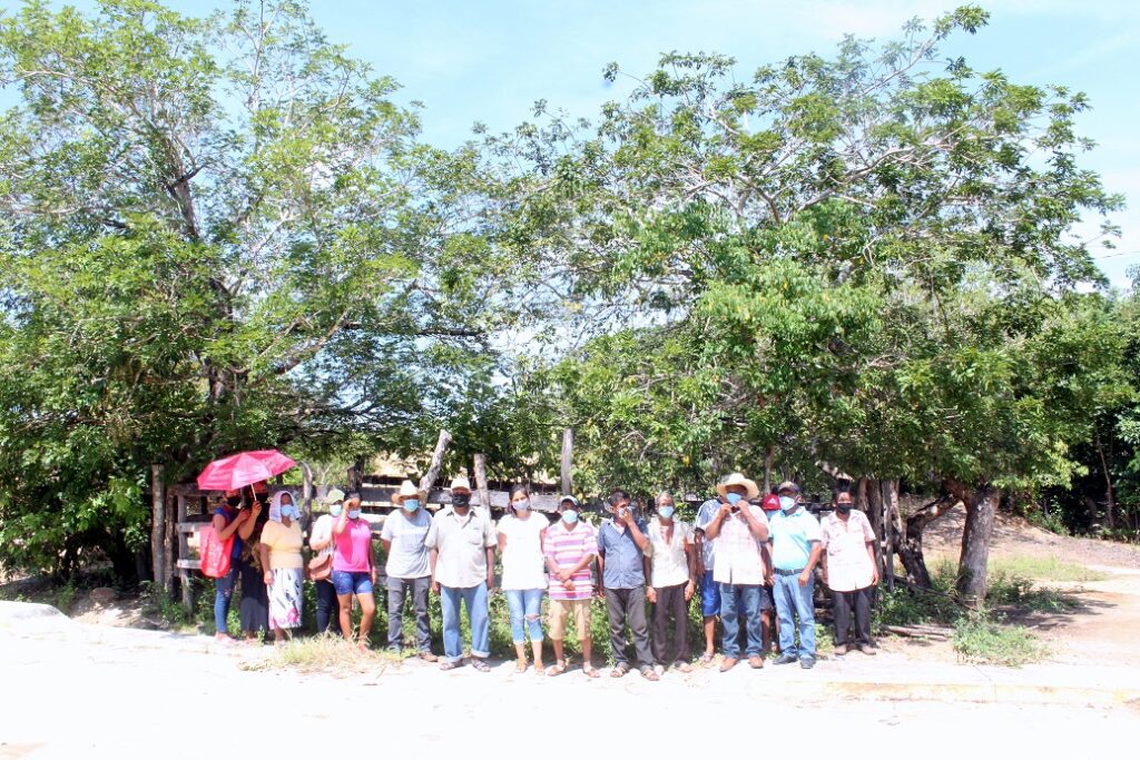 JUCHITÁN AUTORIDADES EJIDALES ACOMPAÑADOS DE ALGUNOS VECINOS DE AGUA ZARCA