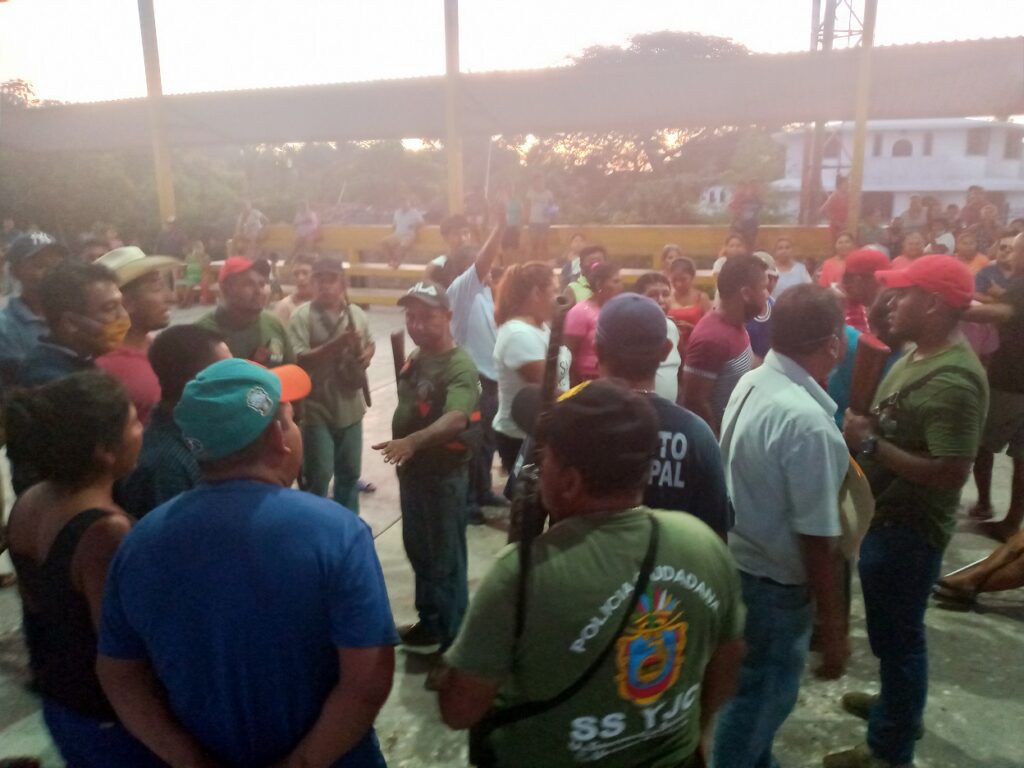 JUCHITÁN POLICÍAS CIUDADANOS DURANTE LAS DISCUSIONES