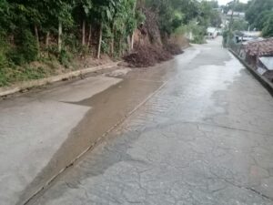 OME La fuga de agua sobre la calle 6 de enero
