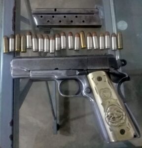ROJA ARMA Y CARTUCHOS ASEGURADOS