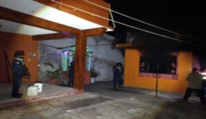 ROJA ARMADOS INCENDIAN UNA CASA