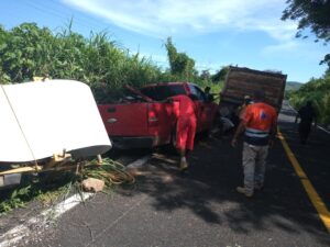 ROJA AUXILIANDO AL CONDUCTOR PARA RESCATAR EL REMOLQUE