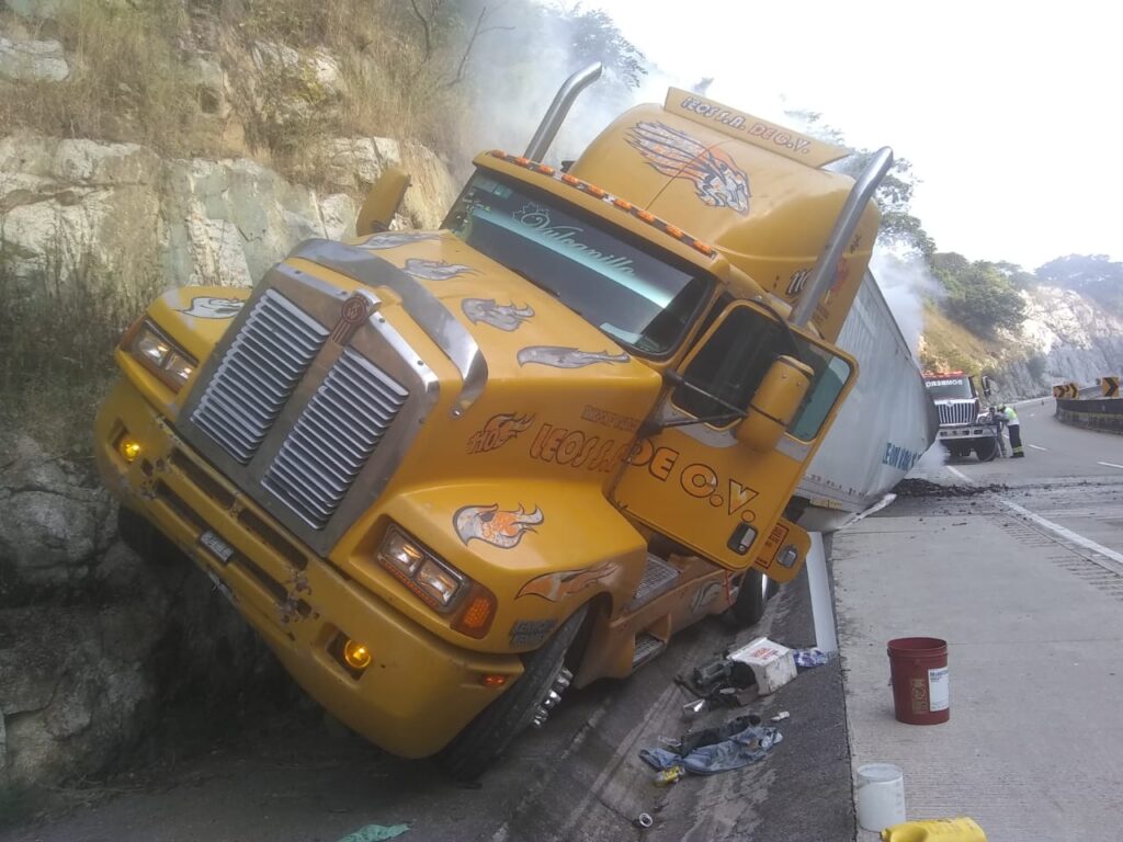 ROJA EL REMOLQUE (2)