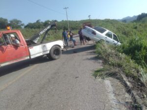 ROJA LA GRUA REMOLCANDO EL VEHICULO