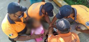 ROJA LA MENOR SIENDO ATENDIDA POR PROTECCION CIVIL (2)