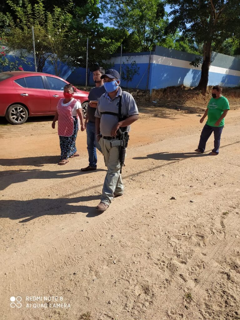 ROJA LA SEÑORA ROSA LOPEZ QUIROZ ACOMPAÑANDO A LOS POLICIAS MINISTERIALES